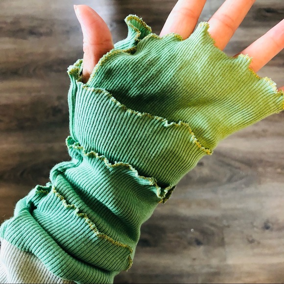 Handmade unique ruffled glovelets arm warmers - Picture 10 of 11